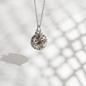 Elegant pendulum necklace with a sleek pendant, symbolizing balance and style—perfect for everyday wear or special occasions.